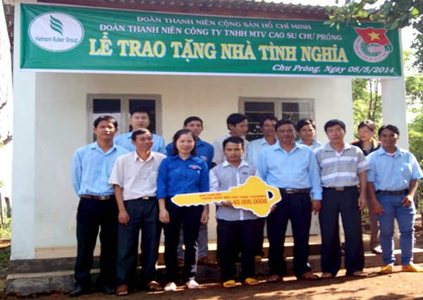 Đoàn Thanh niên Công ty TNHH MTV Cao su Chư Prông đã tổ chức Lễ trao tặng nhà tình nghĩa